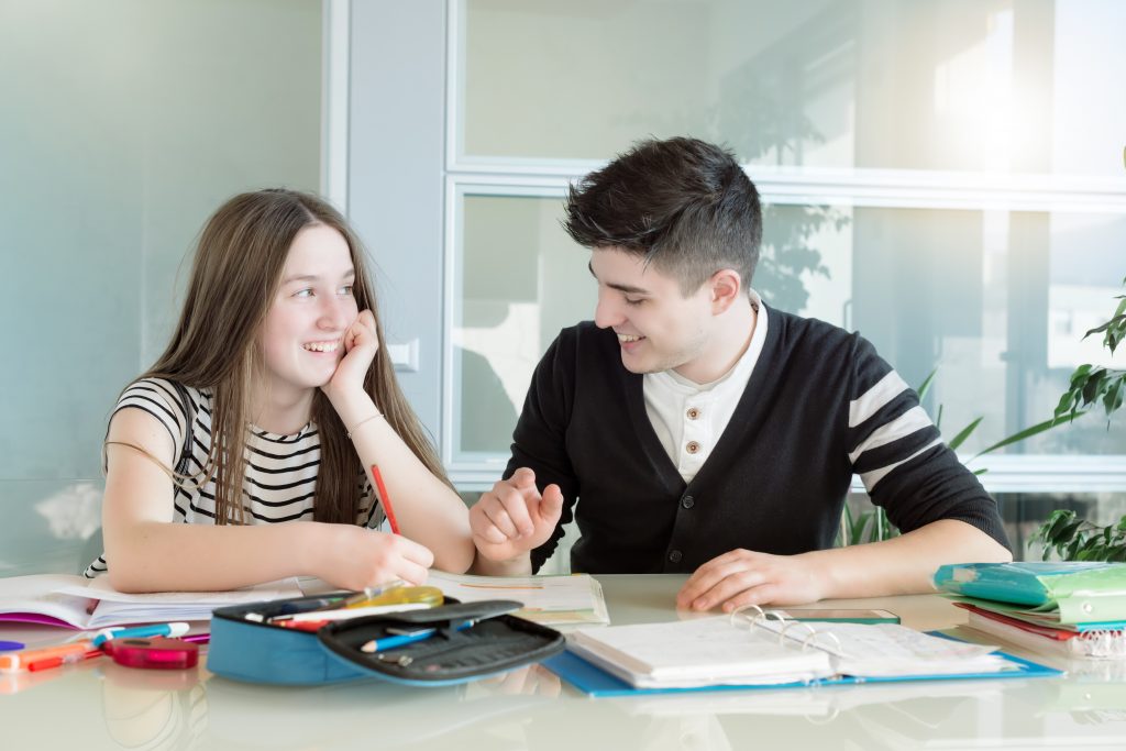 Tieners werken samen aan schoolwerk.