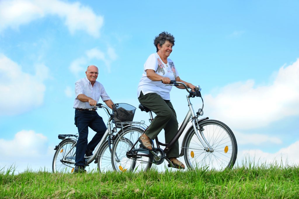 Echtpaar op leeftijd samen op de fiets.