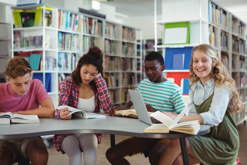 jongeren samen studerend in bibliotheek